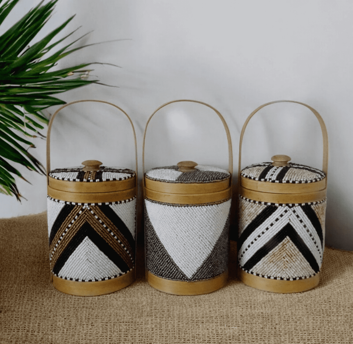 boite balinaise en perles et bambou avec une anse