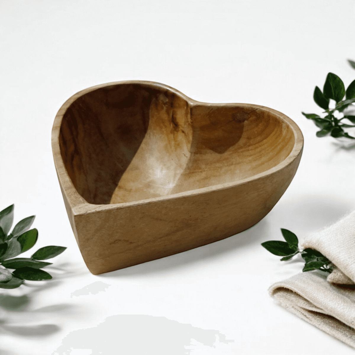 bol en teck en forme de coeur. Artisanat de Bali.