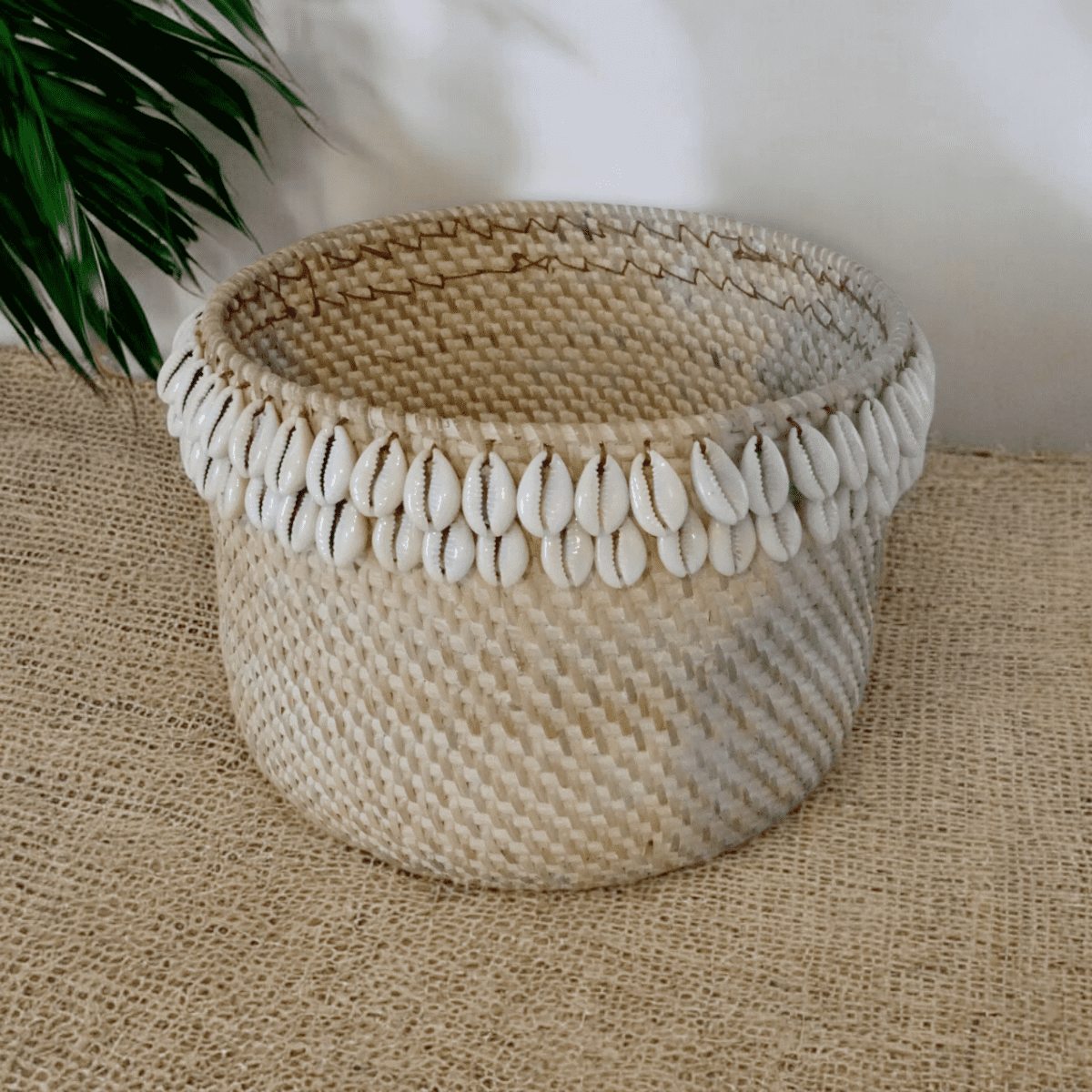 panier en rotin et coquillages de Bali