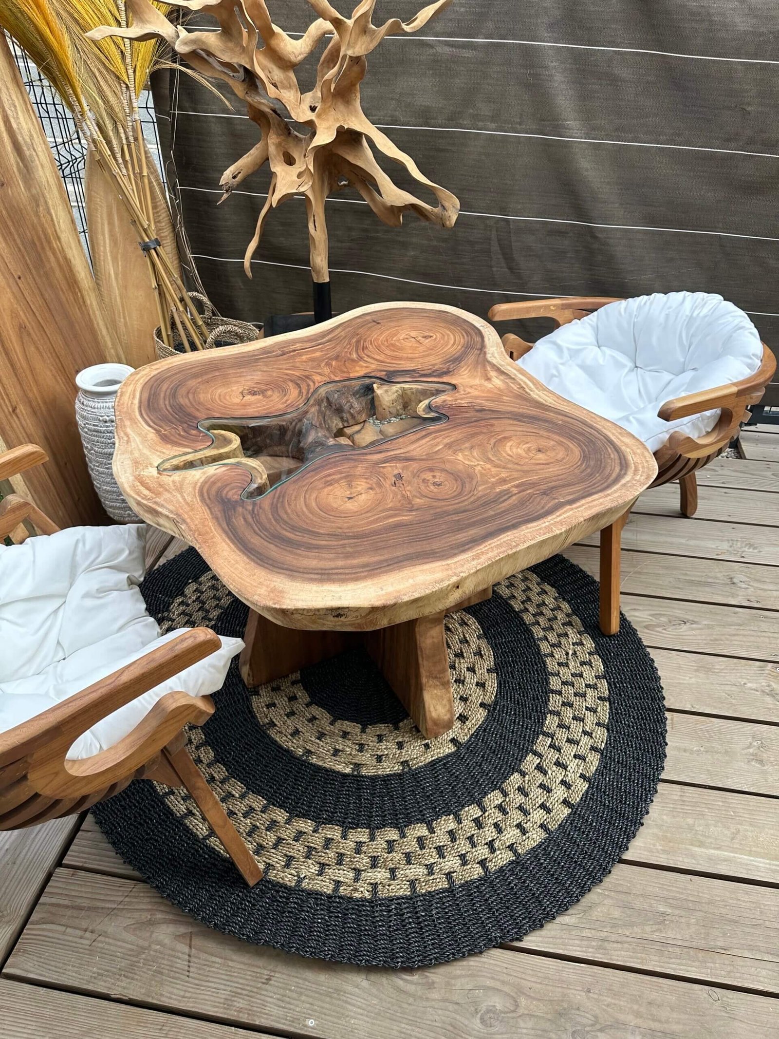 Table basse en bois de suar et verre