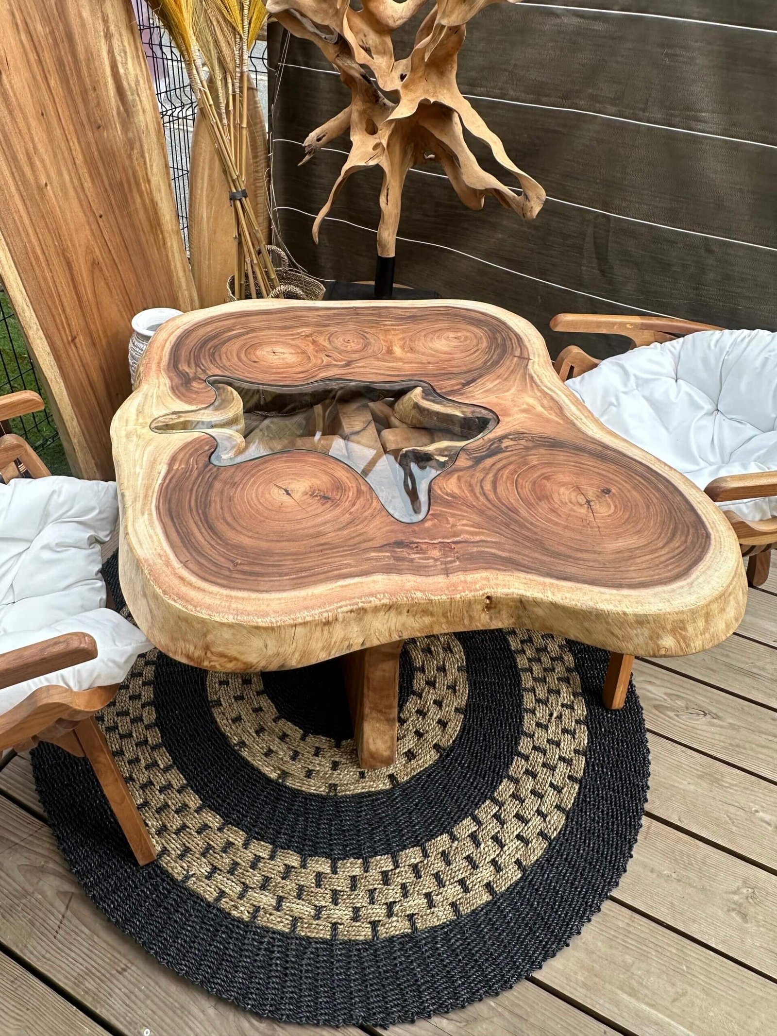 Table basse en bois de suar et verre